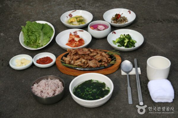 Dol Har Bang Sikdang (Dol Har Bang Restaurant)(돌하르방식당)