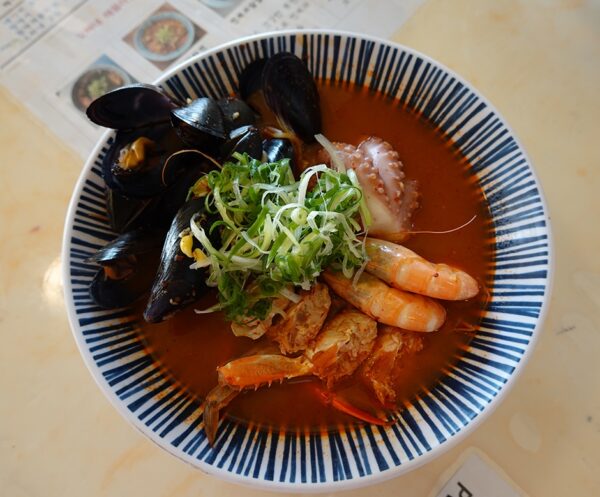协在海鲜面店 (Xié zài hǎixiān miàn diàn) (Cooperating Seafood Noodle Shop)(협재해물라면오빠네)